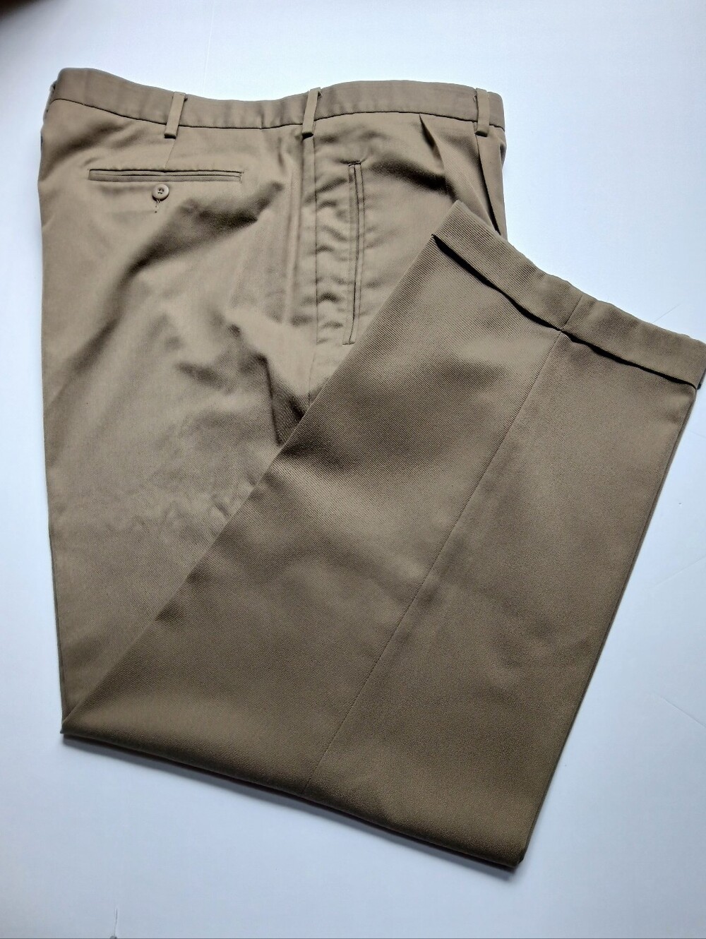 Ivy Crew Classics Mens Size 40x30, Beige Dress Pants, Pleated Front, Cuffed Hems